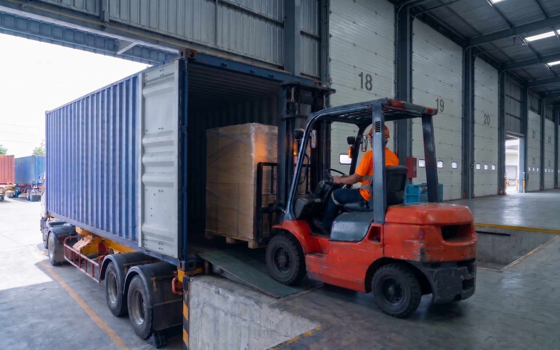 Quai de déchargement de conteneurs – Transport Q-Trans, Lachine (Montréal)